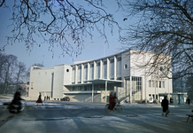 115650 Gezicht op de voorgevel van de Stadsschouwburg (Lucasbolwerk) te Utrecht.